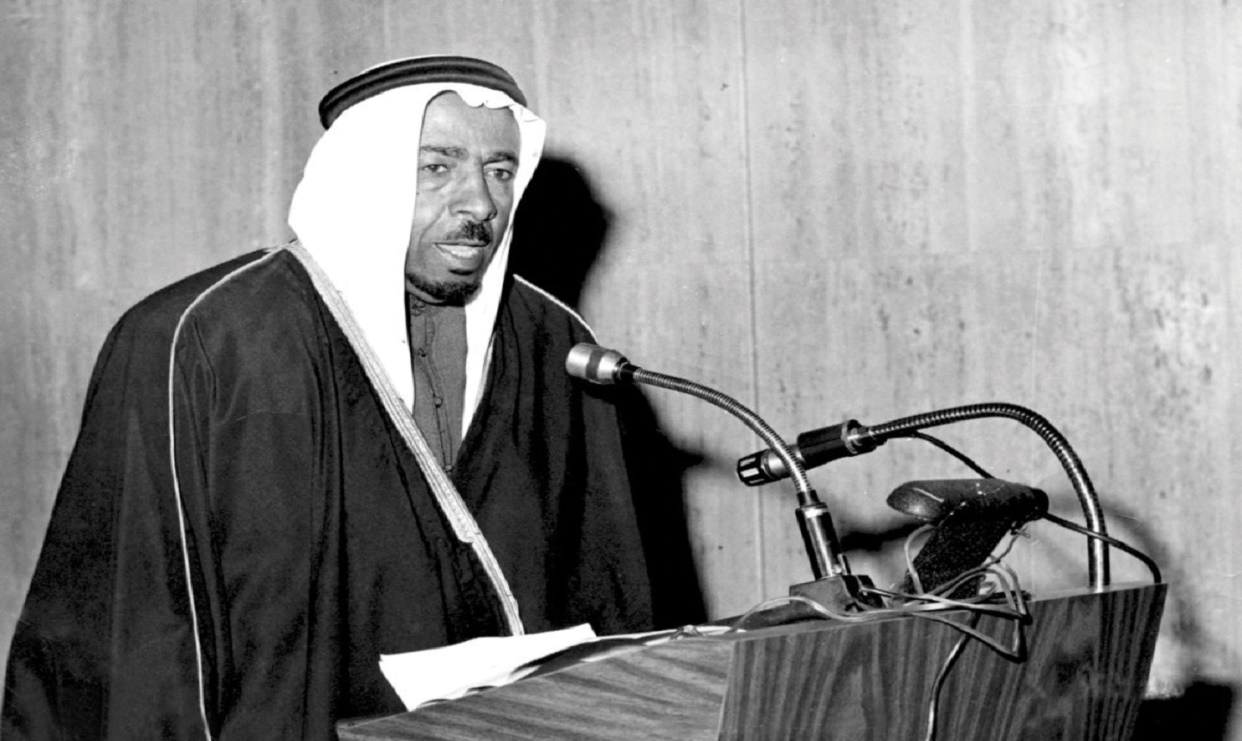 عبدالله بن خميس علامة مشرقة في الأدب الخليجي الحديث