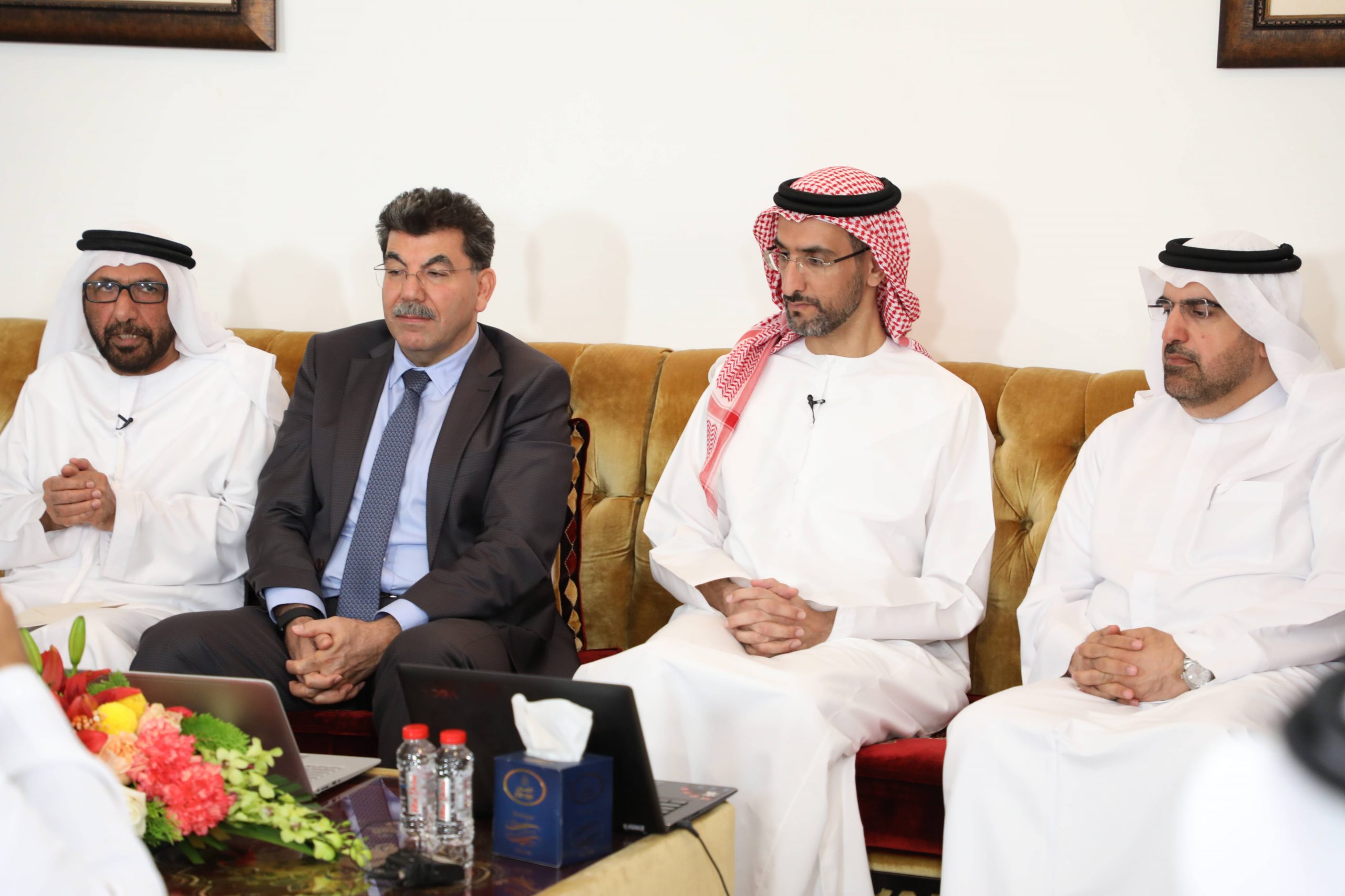 المطيري والعميرة يستعرضان تاريخ الخدمات البريدية طوابع الإمارات تعود للتداول في مركز بن حويرب بدبي