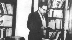 باكثير في مكتبه
