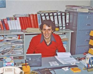 موظف في مكتبة العائلة في أبوظبي
