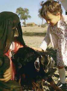 طفلة أحد موظفي المستشفى مع امرأة بدوية عند أطراف العين 1964