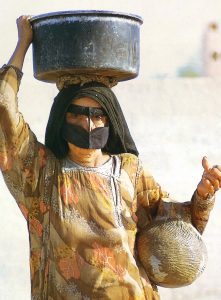 كانت النسوة يحملن قدور مياه ثقيلة على رؤوسهن ويمسكن بأخرى بأيديهن 1 197