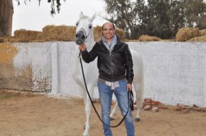 الكاتب مع أحد خيول المحطة