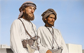 ويلفريد ثيسجر برفقة أحد البدو
