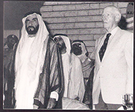 الشيخ زايد وبجانبه إدوارد هندرسون