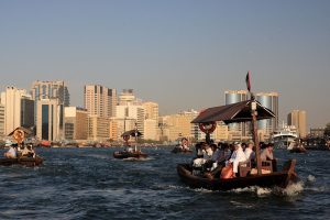 ركوب العبرة وسيلة قديمة من وسائل عبور الخور