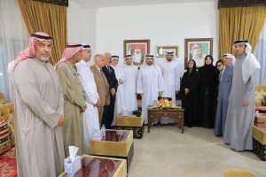 المشاركون في الجلسة في لقطة جماعية