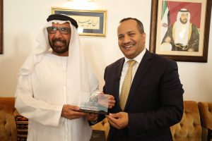 تكريم د. عماد الدين حسين بدرع المركز من طرف الأستاذ عبدالله المطيري