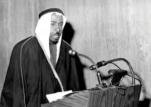 عبدالله بن خميس في إحدى مشاركاته الأدبية