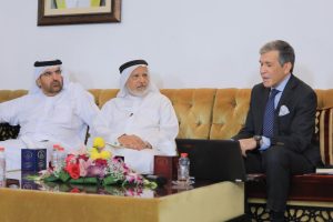 غانم السامرائي متحدثا خلال الجلسة بحضور جمال بن حويرب وشهاب غانم