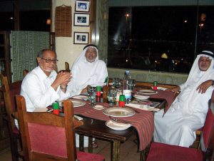 من اليمين فاروق لقمان ود. شهاب غانم ود. محمد علي البار في جدة