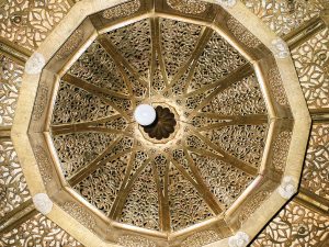 الصورة (27 ):الجامع الكبير بفاس الجديد، زخارف القبة المعرَّقة بجوف الثريا الكبرى