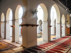 الصورة (30): مسجد أبو الحسن، بيت الصلاة والأروقة الجانبية حول الصحن