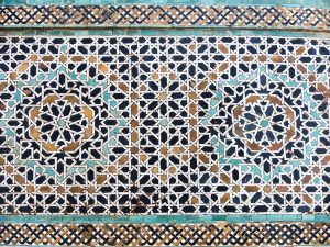 الصورة(32): مسجد أبو الحسن، تفصيل لزخارف زليج الصومعة