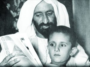 الشيخ راشد كان مولعا بالقراءة ومتابعة ما تنشره الصحف اليومية