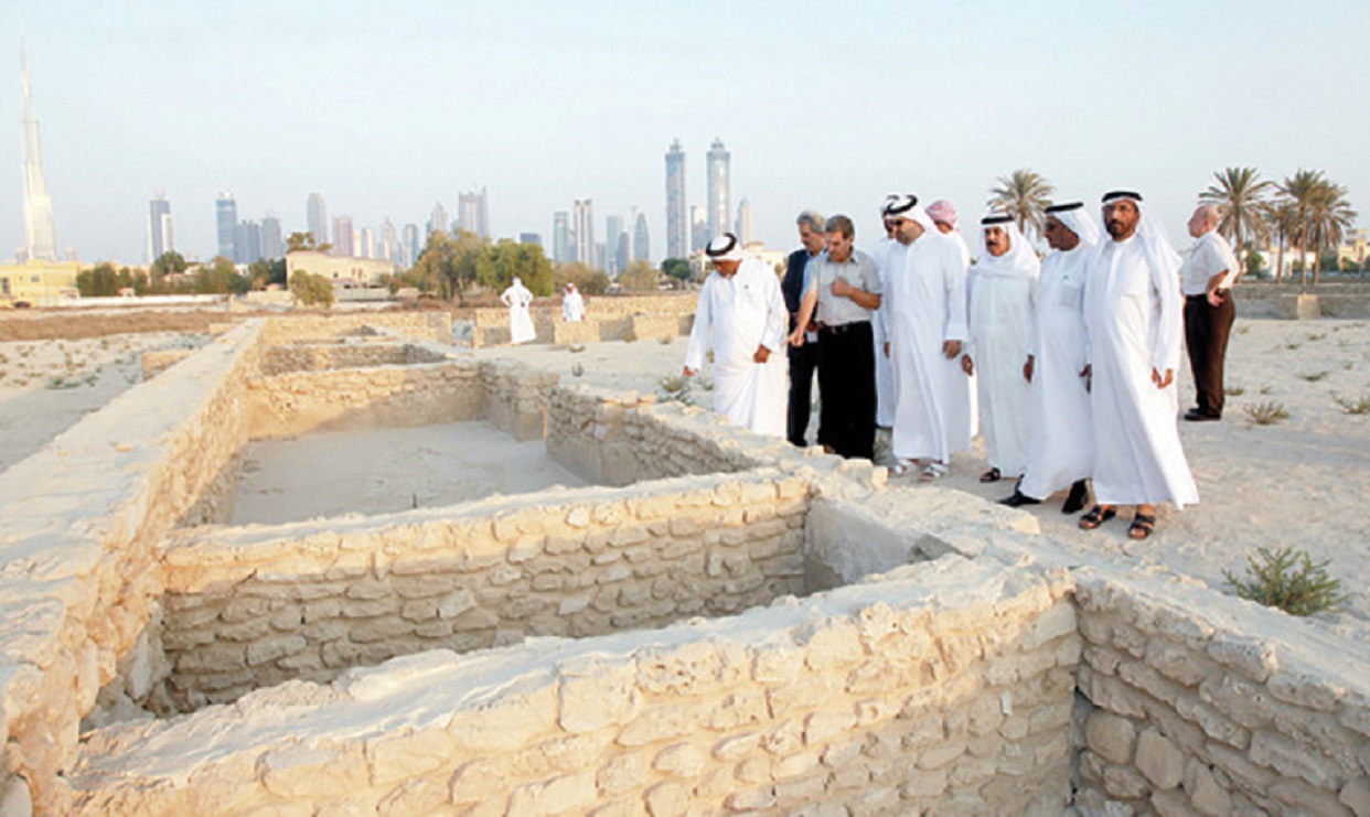مؤرخون ومعماريون ومهندسون يتفقدون آثار جميرا