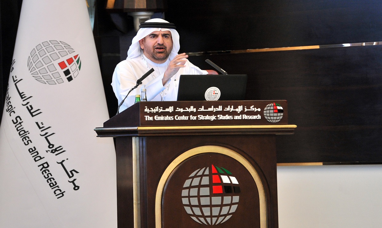 جمال بن حويرب أثناء محاضرته بعنوان  توثيق التاريخ المحلي بين الواقع والطموح مركز الإمارات للدراسات والبحوث الإستراتيجية