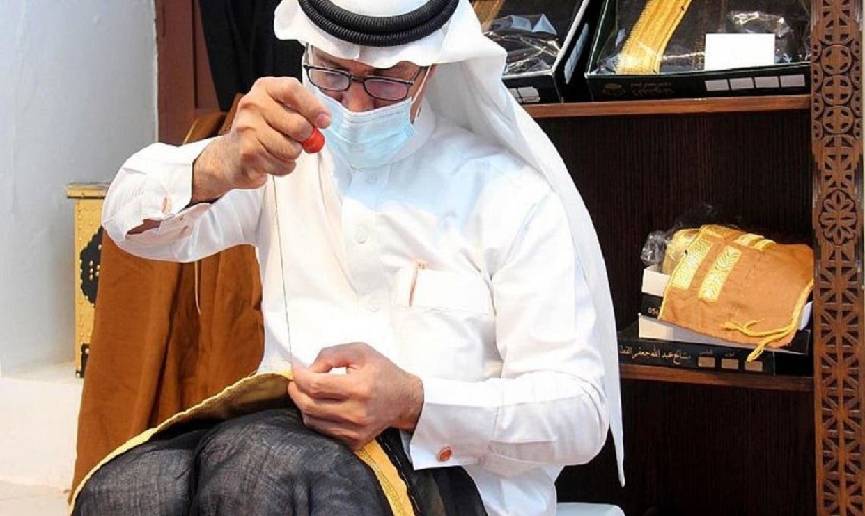 الصائغ بين الذهب والبشت الحساوي