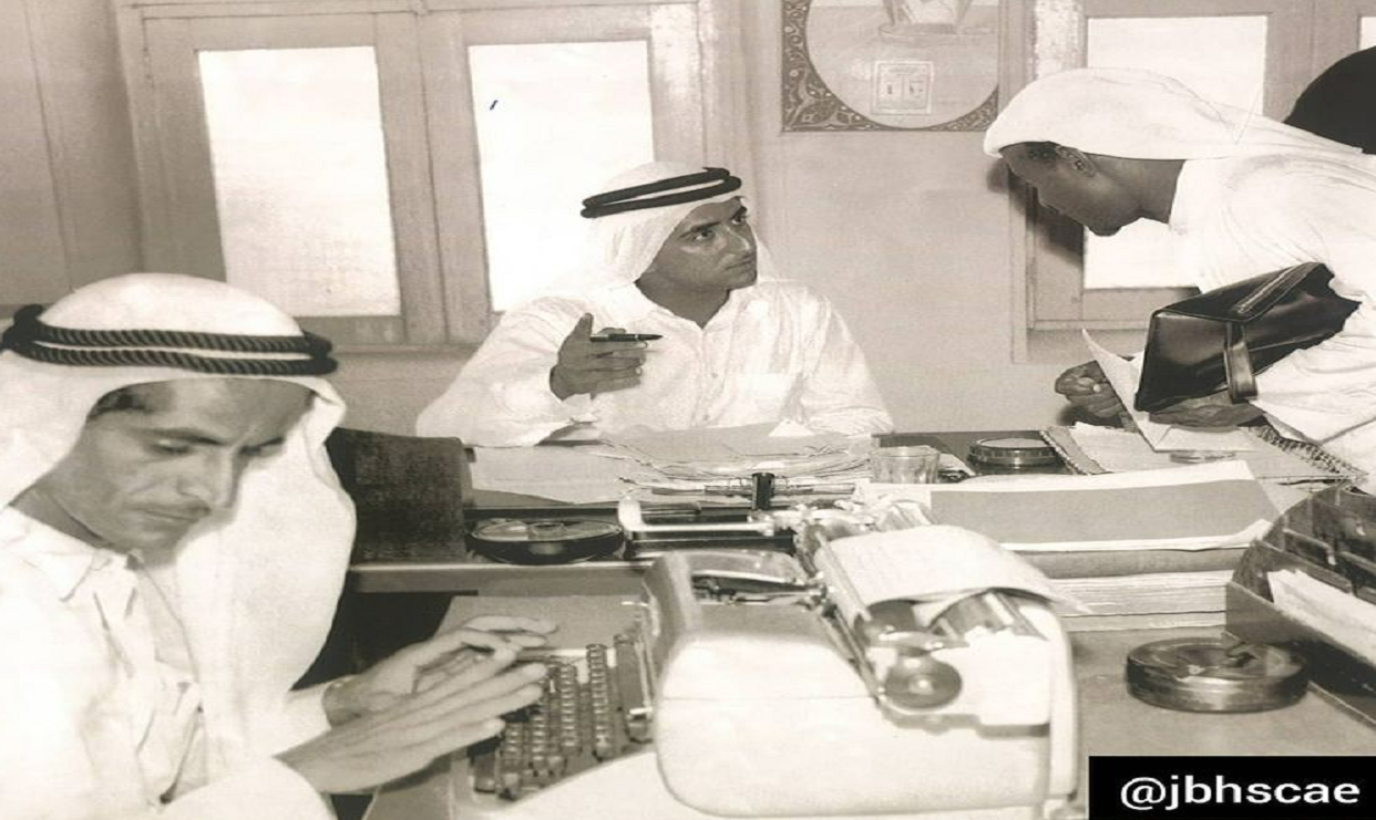 المغفور له الشيخ مكتوم بن راشد آل مكتوم يصرّف أعمال دائرة الأراضي أوائل الستينيات
