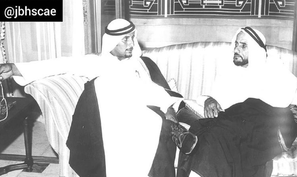 عبد الجليل محمد الفهيم وبطي بن بشر رحمهما الله في جلسة جمعتهما مطلع السبعينيات
