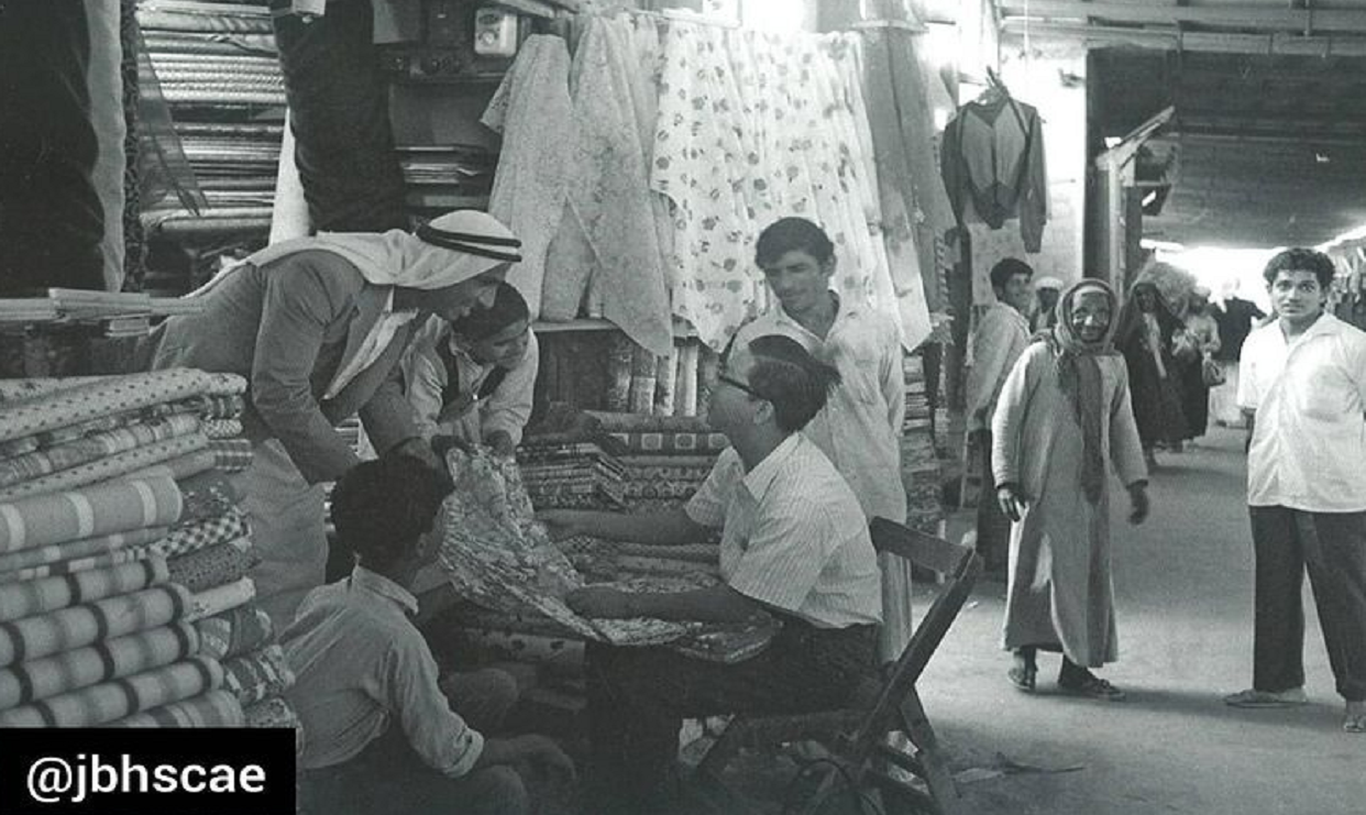 مندوب مبيعات ياباني في مفاوضات مع صاحب متجر نسيج