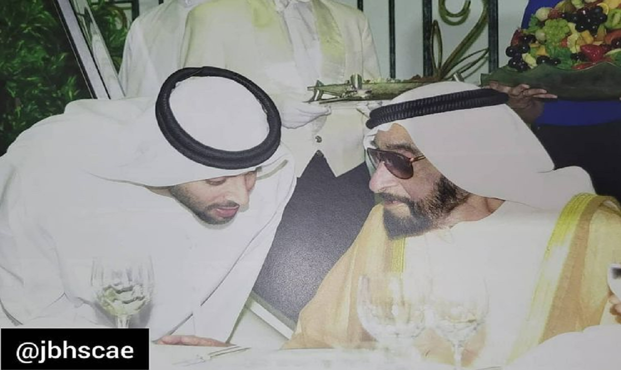 المغفور له الشيخ زايد بن سلطان آل نهيان خلال زيارته للمارينا مول في أبو ظبي في عام 2001م