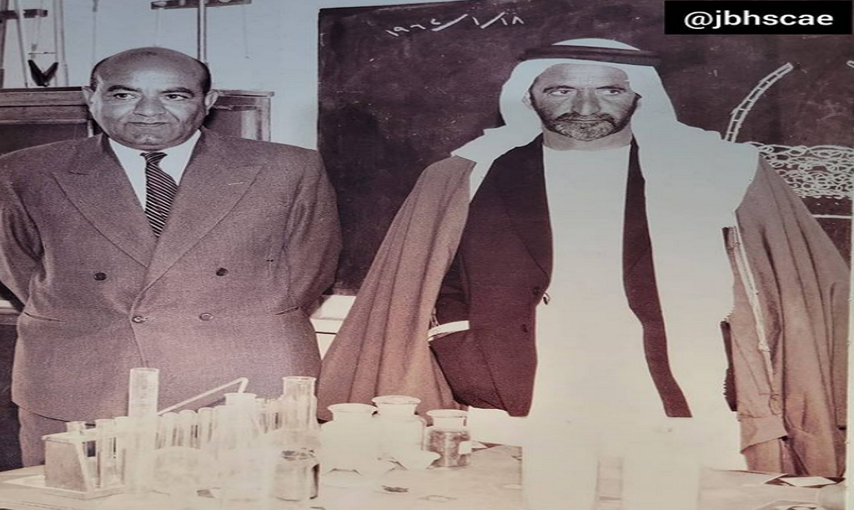 المغفور له صاحب السمو الشيخ راشد بن سعيد آل مكتوم في زيارة بمدرسة دبي الثانوية عام 1962م.