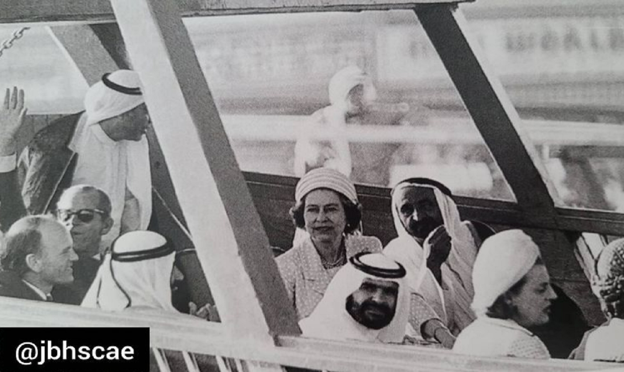 صورة تعود لعام 1979م يظهر فيها المغفور له الشيخ راشد بن سعيد آل مكتوم والملكة اليزابيث الثانية وزوجها الأمير فليب في جولة بحرية في خور دبي