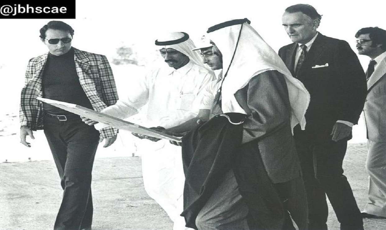 المغفور له الشيخ راشد يتفقد الخطط مع خلف الحبتور في مكتب شركات البترول في جميرا