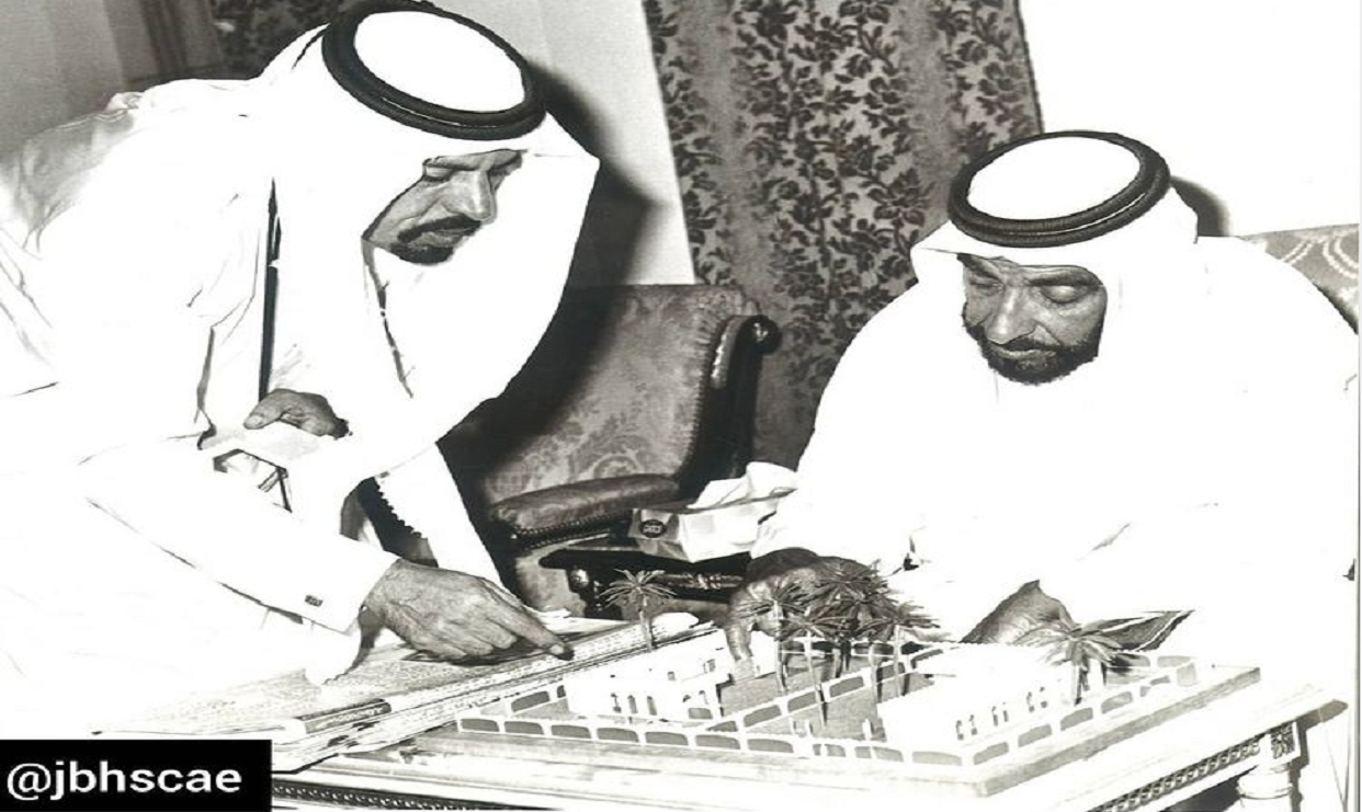 الشيخ زايد طيب الله ثراه مع المغفور له الشيخ حمدان بن محمد آل نهيان في21 أكتوبر 1976