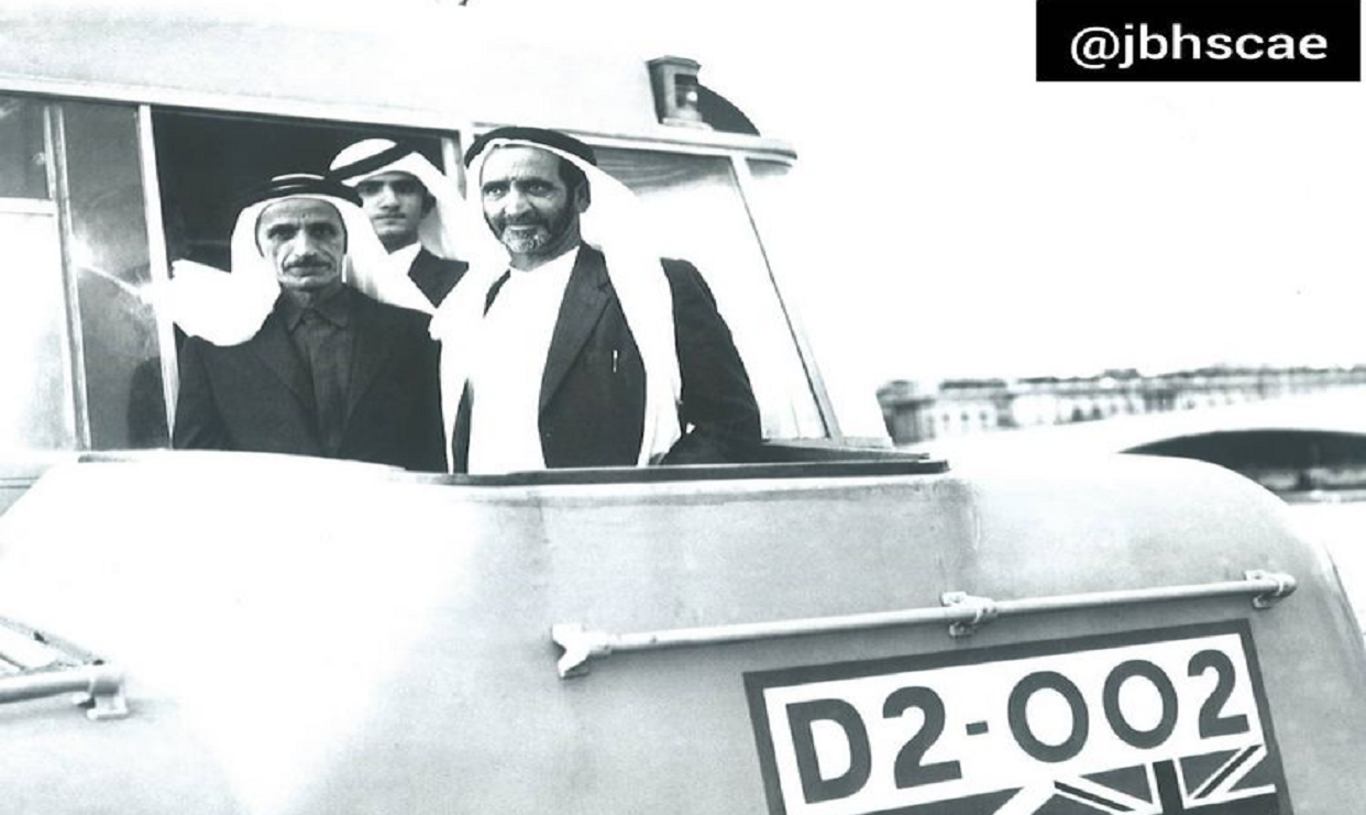 المغفور له الشيخ راشد بن سعيد آل و صاحب السمو الشيخ محمد بن راشد آل مكتوم  على نهر التايمز في لندن 1963م