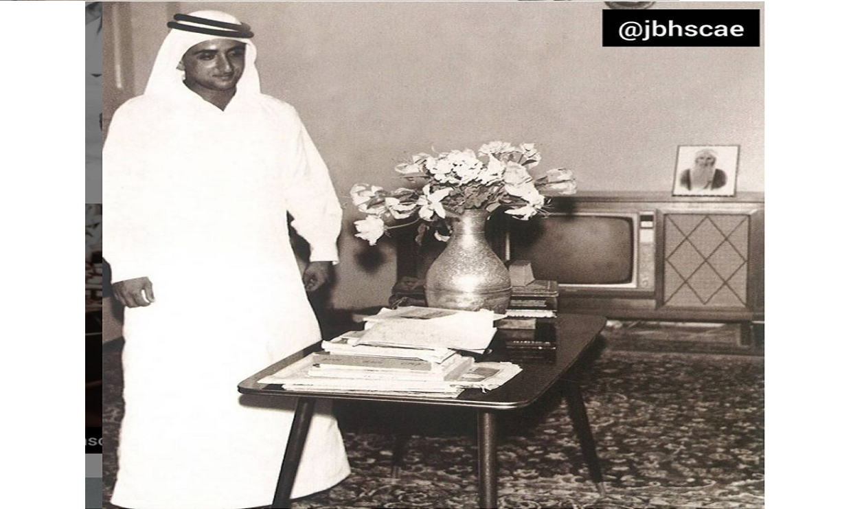 المغفور له الشيخ مكتوم بن راشد آل مكتوم رحمه الله في مكتبه أوائل الستينيات