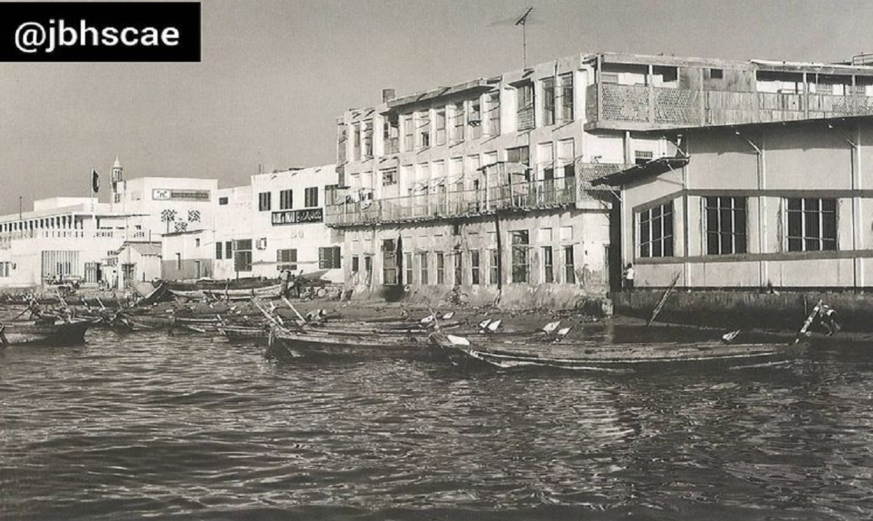 البنوك المطلة على الخور في أواخر الستينات