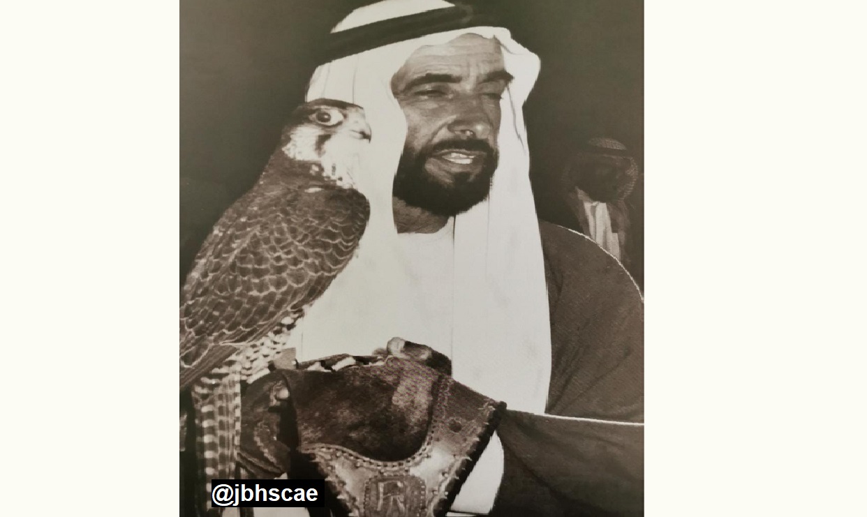 الشيخ زايد مع أحد صقوره - 1976م