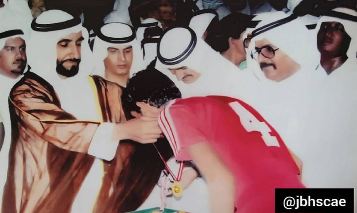المغفور له الشيخ زايد بن سلطان آل نهيان يكرم لاعب الأهلي عبد الكريم خماس في ثاني نهائي للكأس عام 1976م