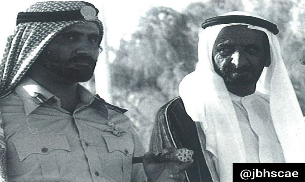 المغفور له الشيخ راشد بن سعيد آل مكتوم و صاحب السمو الشيخ محمد بن راشد آل مكتوم عام 1977م