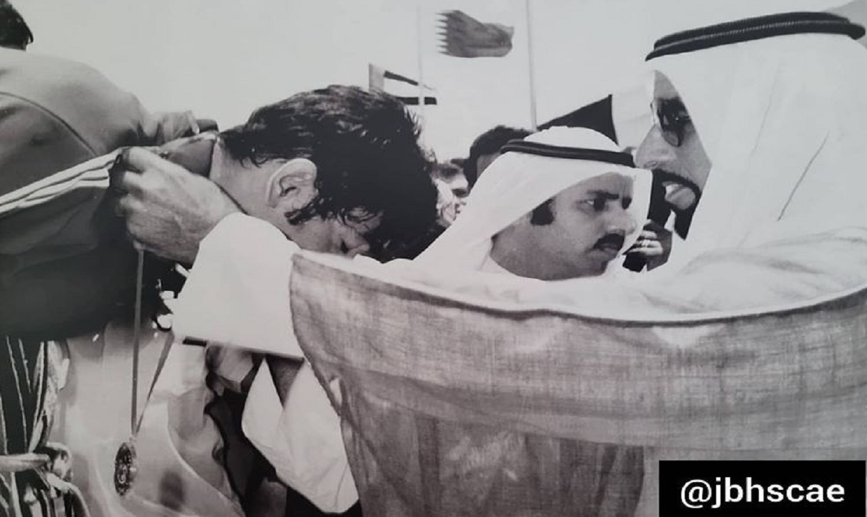 المغفور له الشيخ زايد بن سلطان يكرم لاعبي المنتخبات الخليجية لبطولة السباحة عام 1973م